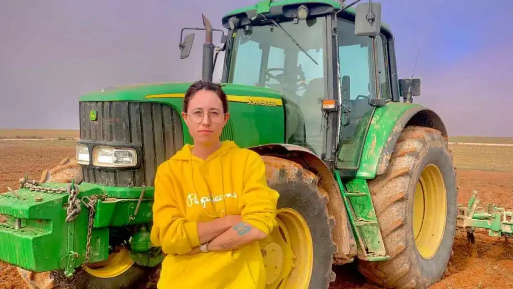 Victoria, la agricultora que ofrece cazar gratis conejos en sus tierras para frenar sus daños