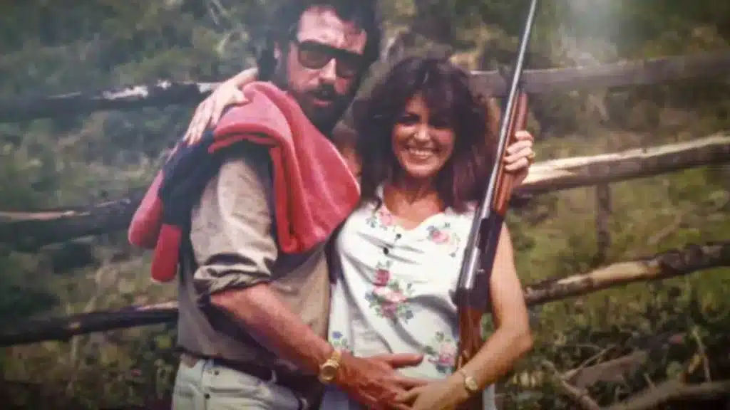 Una imagen de Eugenio junto a la que fue su esposa y la escopeta de caza.