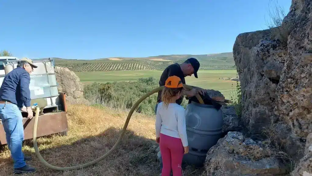 Cazadores dando de beber a la fauna silvestre en un coto andaluz. 