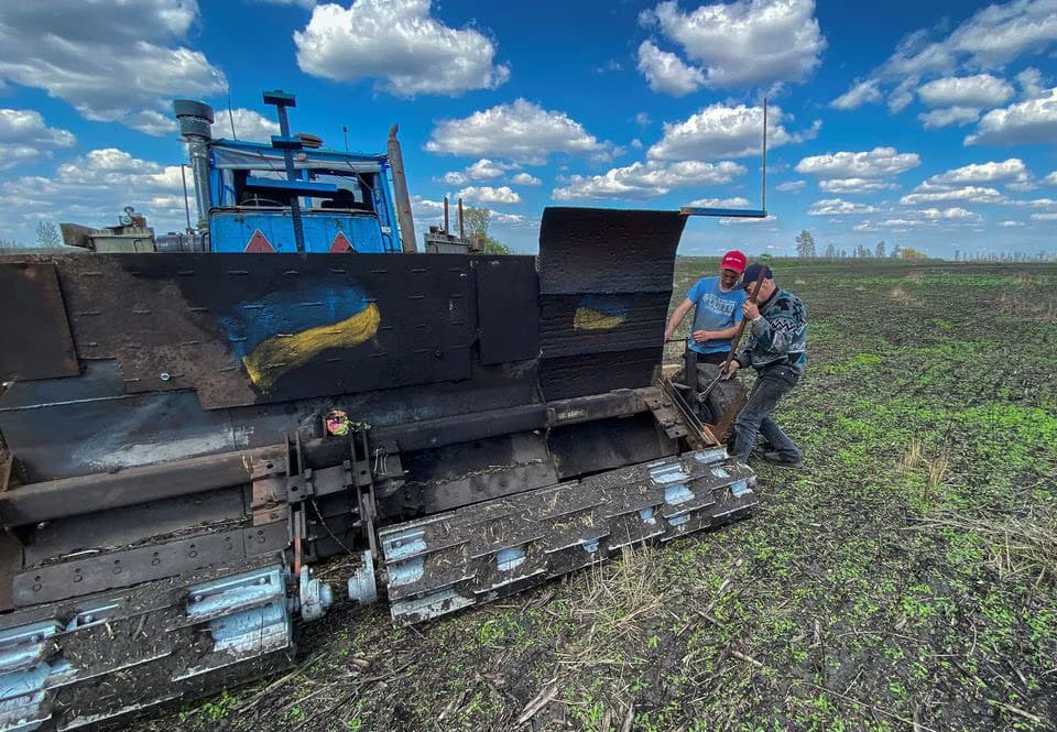 El tractor modificado por el agricultor ucraniano para eliminar minas
