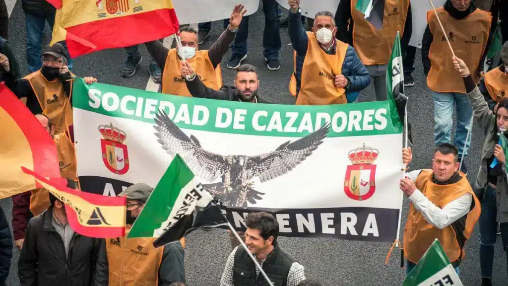 Cazadores extremeños manifestándose contra la Ley de Bienestar Animal y la reforma del Código Penal de PSOE y UP el pasado 20 de marzo en Madrid.