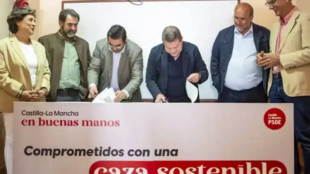 García-Page se compromete electoralmente con los cazadores y firma el 'Pacto por la caza'