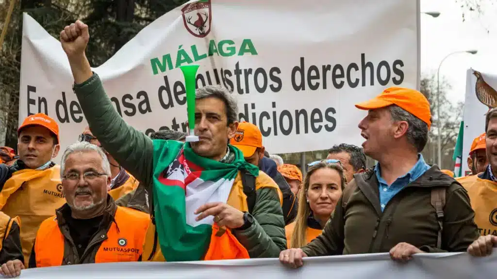 En el centro, José María Mancheño, presidente de la Federación Andaluza de Caza, durante el 20M.