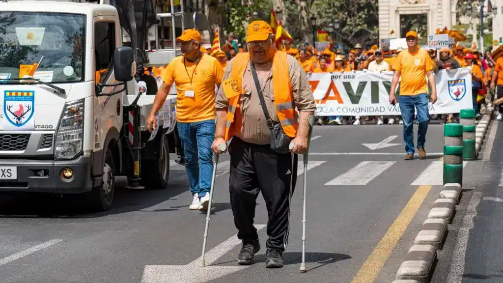 Un manifestante con muletas que tampoco quiso perderse la manifestación. © Israel Hernández