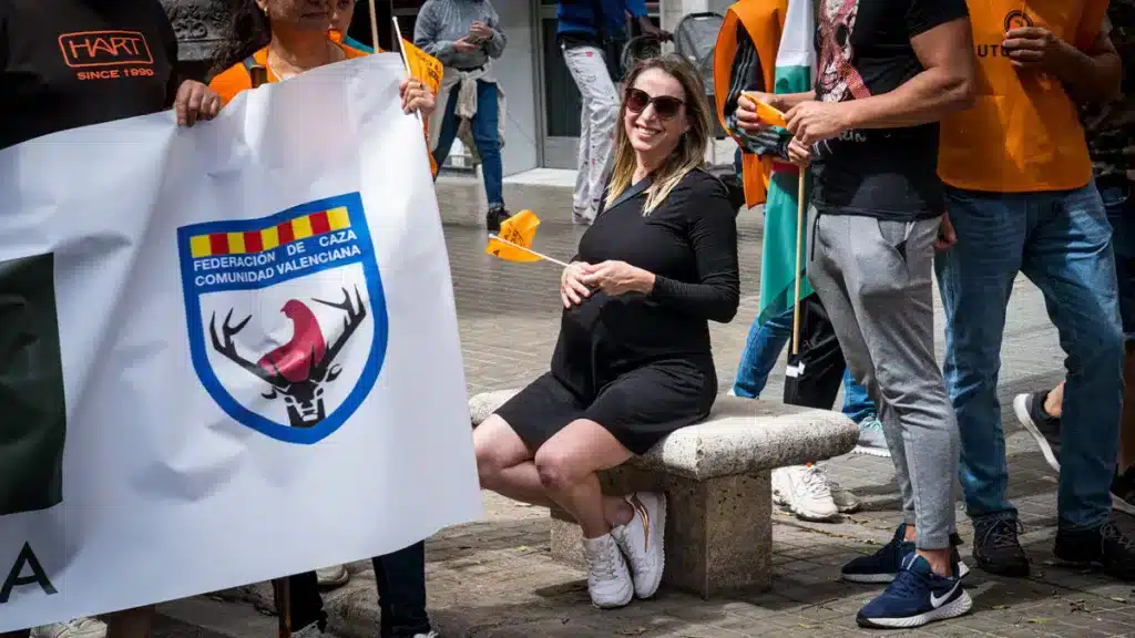 Una mujer embarazada descansa mientras apoya la manifestación. © Israel Hernández