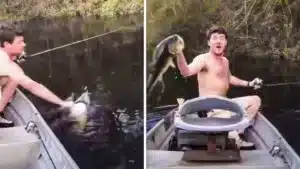 Un enorme black bass se suelta del anzuelo pero este pescador lo atrapa con la mano