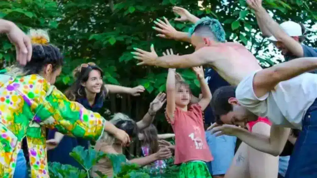 Un miembro de la organización animalista semidesnudo frente a algunos niños.