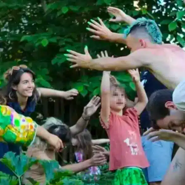 Un miembro de la organización animalista semidesnudo frente a algunos niños.