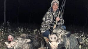 Una joven caza dos enormes jabalíes en su primera espera tras superar un cáncer de mama