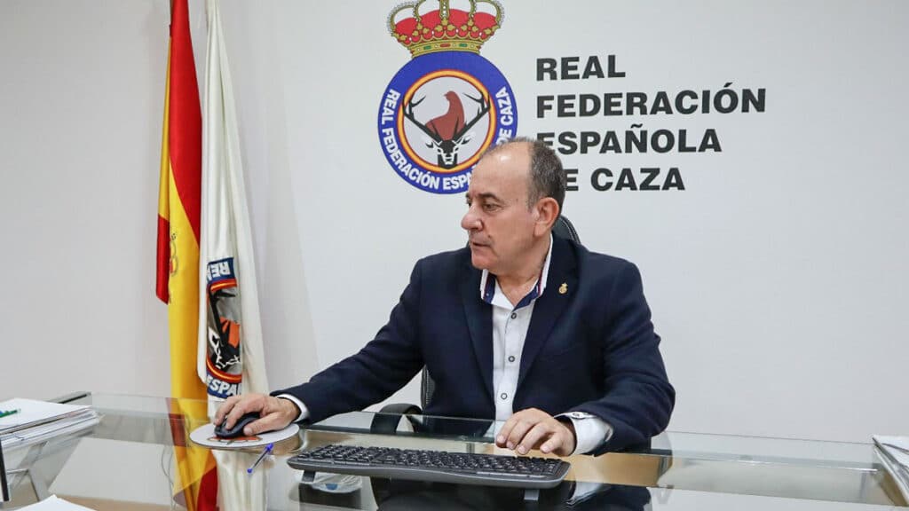 Manuel Gallardo, en su despacho de la Real Federación Española de Caza.