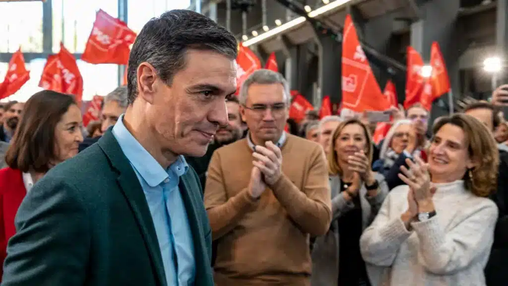 Teresa Ribera, a la derecha, aplaude a Pedro Sánchez durante un mitin del PSOE.