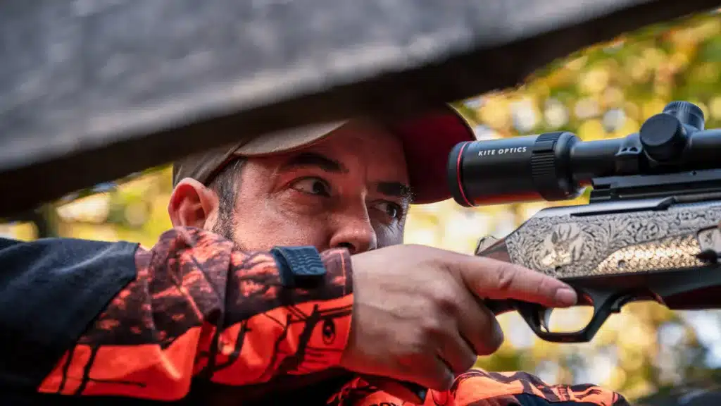 Un cazador encara su rifle en una batida de jabalí.