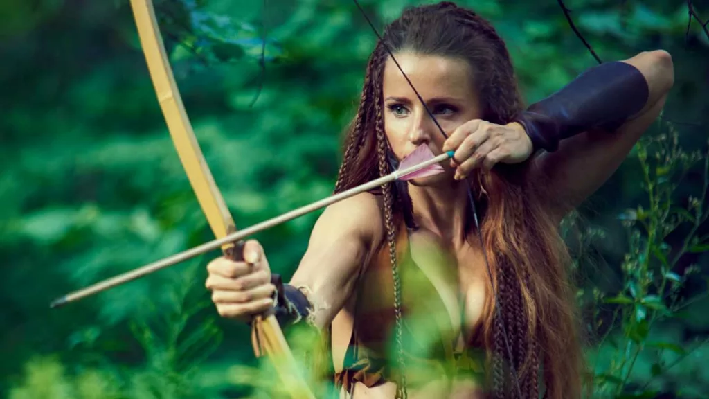 Mujer cazadora con arco.