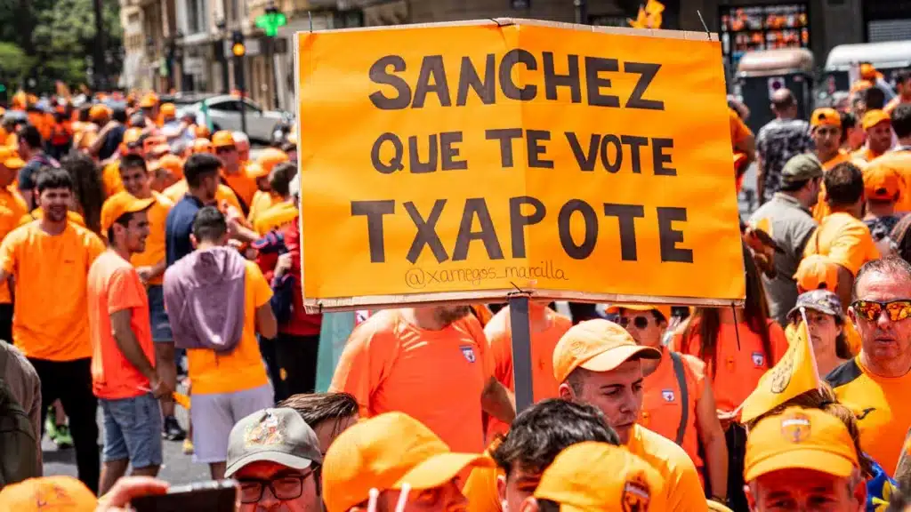 Pancartas contra el Gobierno de Sánchez en la manifestación de Valencia a favor de la caza el pasado mes de mayo.