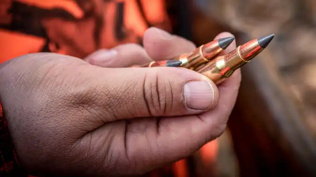 Un cazador sostiene un puñado de balas. © Ángel Vidal