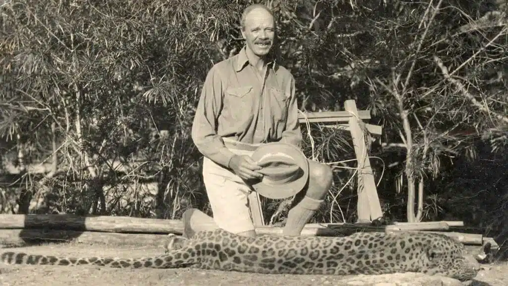 Jim Corbett con un leopardo en una imagen de archivo.