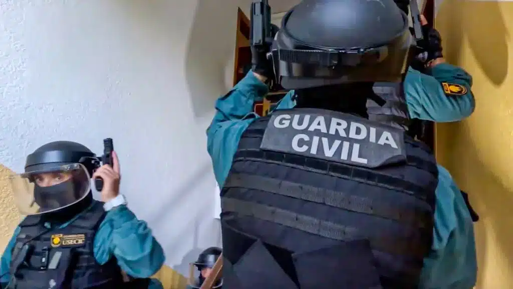 Los agentes de la Guardia Civil, durante la Operación Velada.