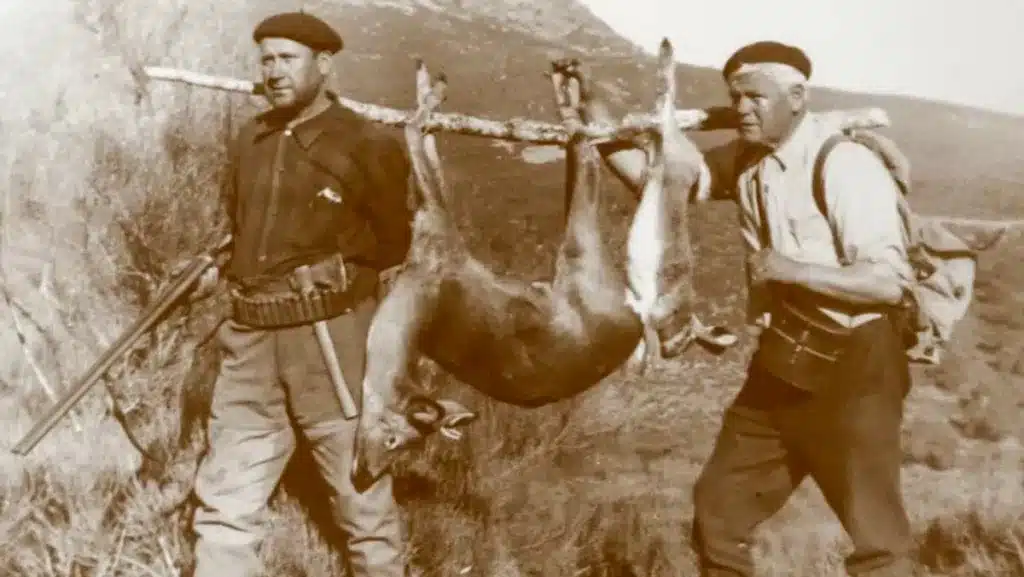 Fotografía de dos cazadores con un corzo y una liebre recogidos en el libro 'De alimañas a especies protegidas'. © Archivo de Fernando Cuevas