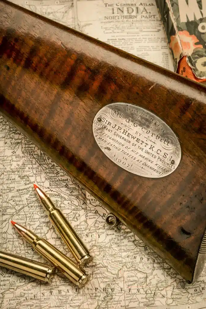 Placa del rifle de Corbett en la que puede leerse:«Regalado al Sr. J.G. Corbett por Sir J.P. Hewett K.C.S.I Teniente Gobernador de las Provincias Unidas en reconocimiento por haber matado a una tigresa devoradora de hombres en Champawat en 1907».