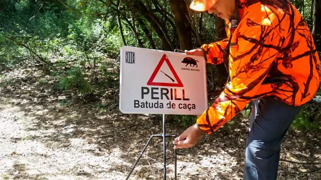 Cazador señalizando una batida de caza en Cataluña.