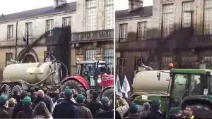 El vídeo de unos agricultores cabreados arrojando estiércol contra la fachada de Medio Ambiente enciende las redes