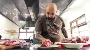 «La gente pobre es la que más caza»: el chef David Montes desmonta el estereotipo de cazador rico