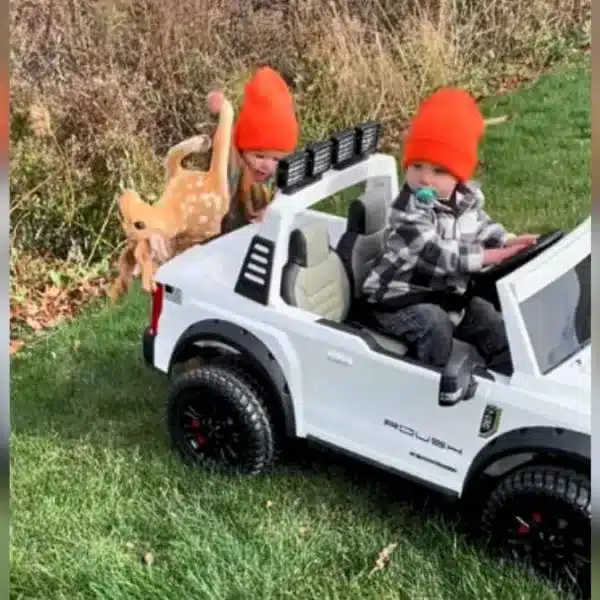 Los dos bebés subiendo al ciervo en el camión