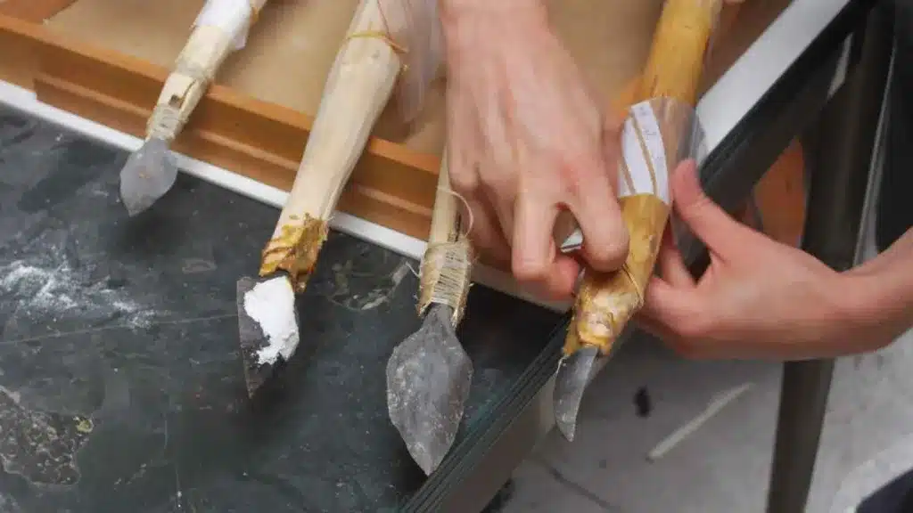 Ejemplos de lanzas arrojadizas y jabalinas experimentales armadas con réplicas de las puntas de sílex arqueológicas