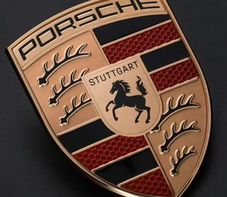 Detalle de cuernos de ciervo en el escudo de Porsche