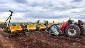 Un tractor es engullido por la tierra en un increíble accidente