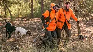 Los cazadores reparten 1.000 chalecos naranjas entre excursionistas de una región francesa para aumentar su seguridad