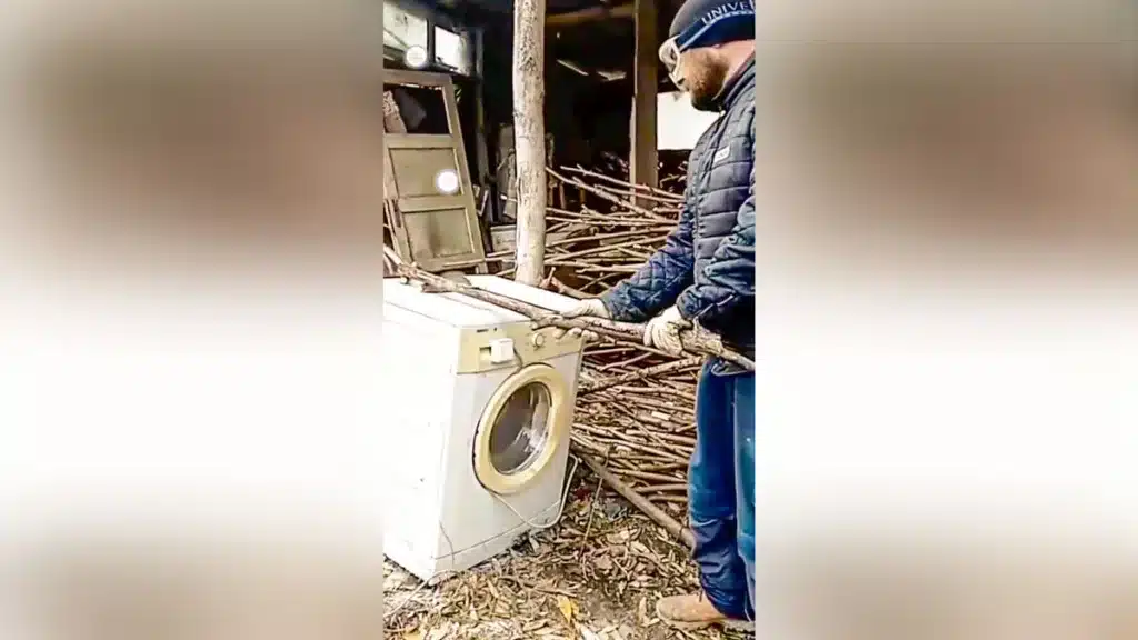La lavadora convertida en máquina de cortar leña.