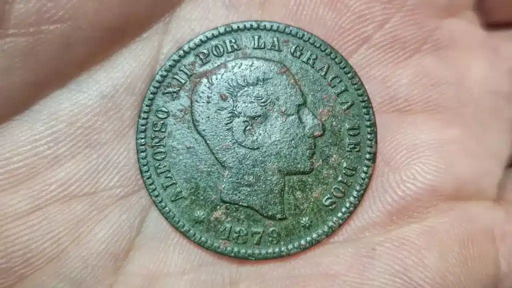 Moneda encontrada por el autor mientras cazaba.
