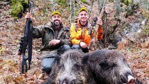 Dos cuñados cazan dos enormes jabalíes el día que uno de ellos estrenaba rifle