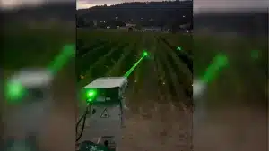 Así funciona este sistema láser antipájaros que protege las cosechas