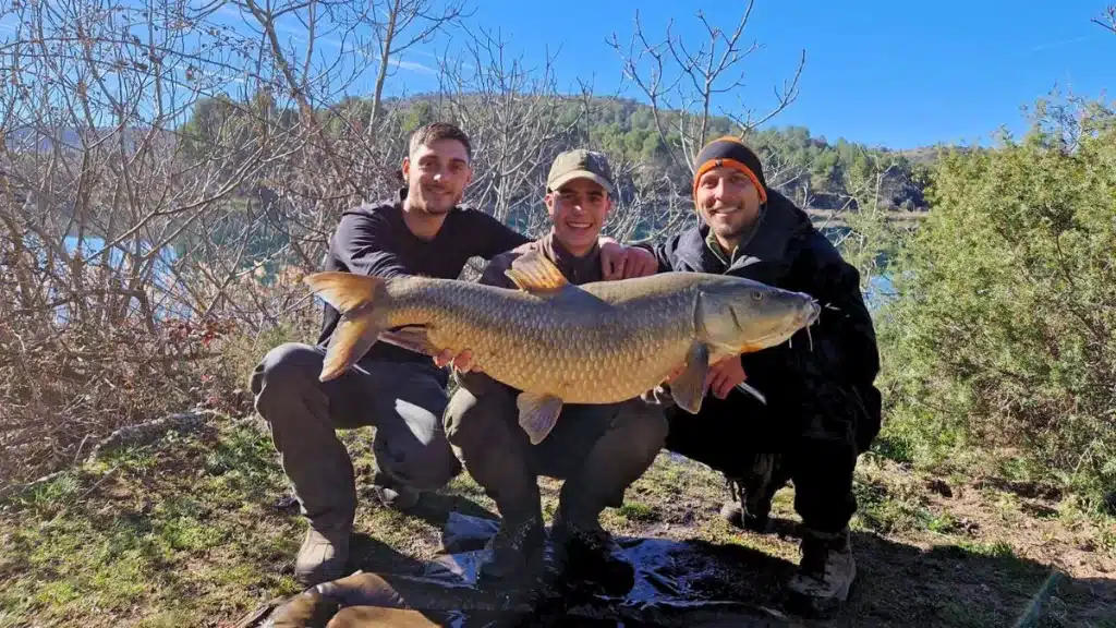 Pescan un monstruo de río en las Lagunas de Ruidera: un barbo de 14 kilos