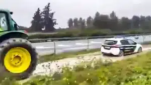 Un agricultor acaba rescatando a un coche de la Guardia Civil que vigilaba las protestas