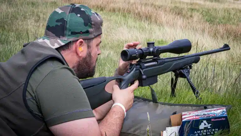 Cazador con su rifle.