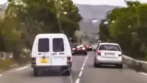 Una Citroën C15 ‘se pica’ con un Aston Martin en una carretera de montaña