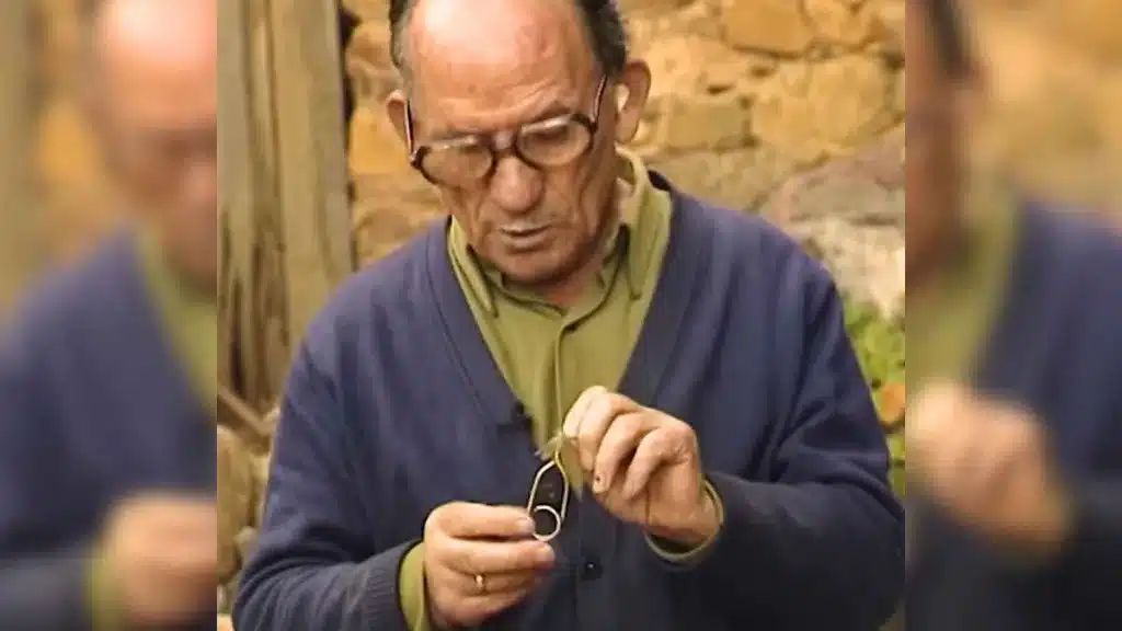 Un antiguo documental muestra cómo creaban nuestros abuelos los señuelos tradicionales de pesca