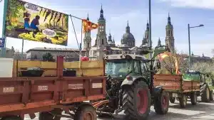 Agricultores de Zaragoza llevan a las calles la viñeta de Jara y Sedal en apoyo al mundo rural que se hizo viral