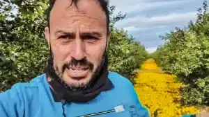 Un agricultor llega a un campo de cultivo y encuentra miles de limones tirados por el suelo