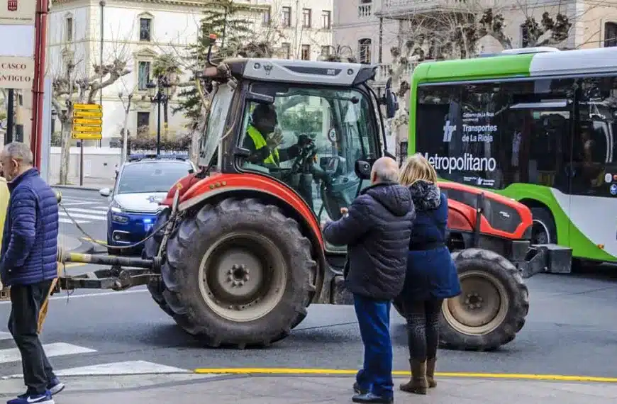 Condenan a dos años de cárcel a un agricultor por embestir a dos policías en una tractorada en La Rioja
