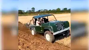 Un agricultor ara una tierra con un Land Rover de 70 años