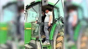 La reacción de una joven agricultora al descubrir que le han regalado un tractor