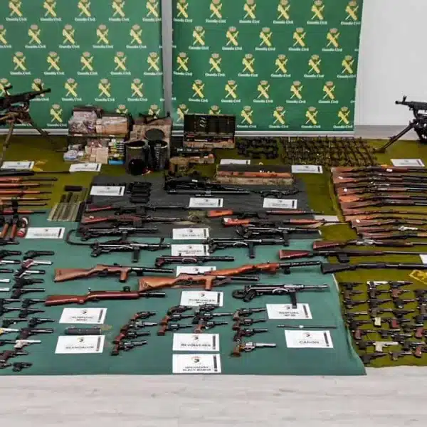 La Guardia Civil incauta 190 armas de fuego y más de 17.000 cartuchos en dos domicilios de Navarra