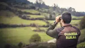 Dos presuntos furtivos atacan con un hacha al guarda de una finca de caza en Jerez
