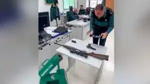 Un agente de la Guardia Civil fotografía un arma.