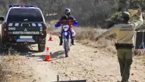 Un motorista atropella a un agente forestal en Madrid para saltarse un control