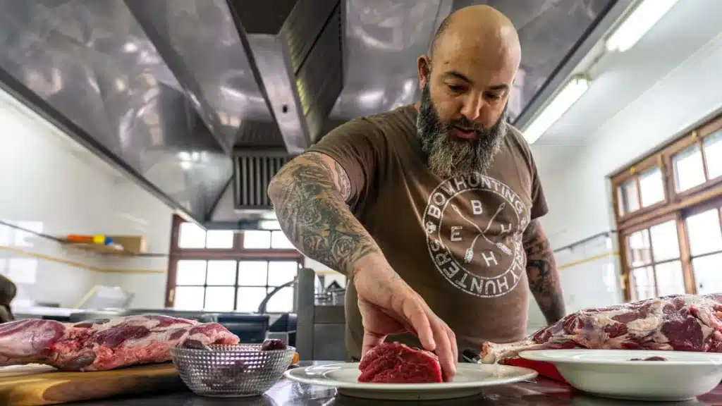 El chef David Montes preparando carne de corzo.